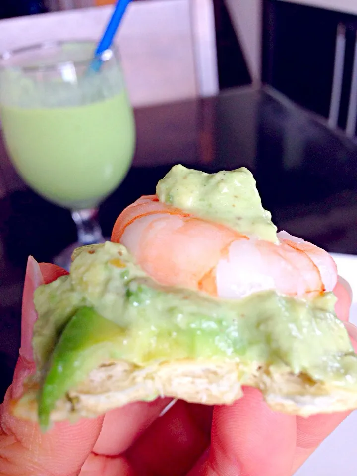 My breakfast today 'avocado smoothie + avocado deep crackers ' 💚|viviさん