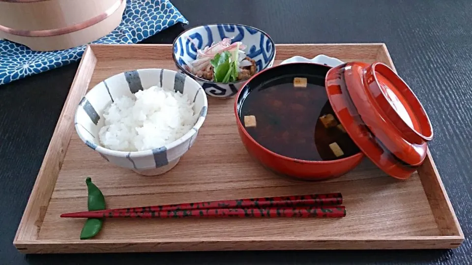 銀シャリをおひつにいれて…✨
薬味たっぷり納豆
ちりめん山椒
あおさのお味噌汁
いただきます！|akemi🐝さん