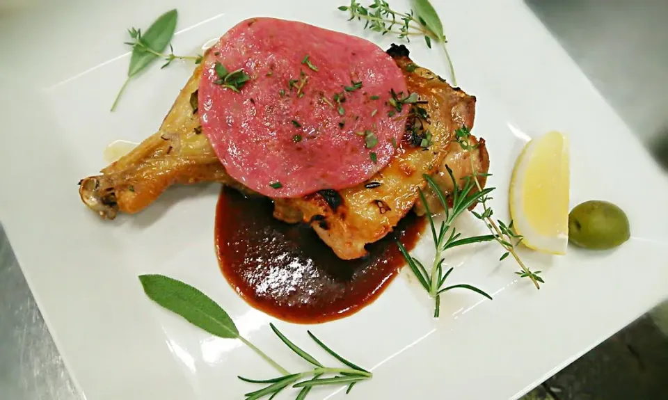 今日は、ハーブの香りをまとわせた、チキンとサラミの香草焼き♪|Yutaka Sakaguchiさん