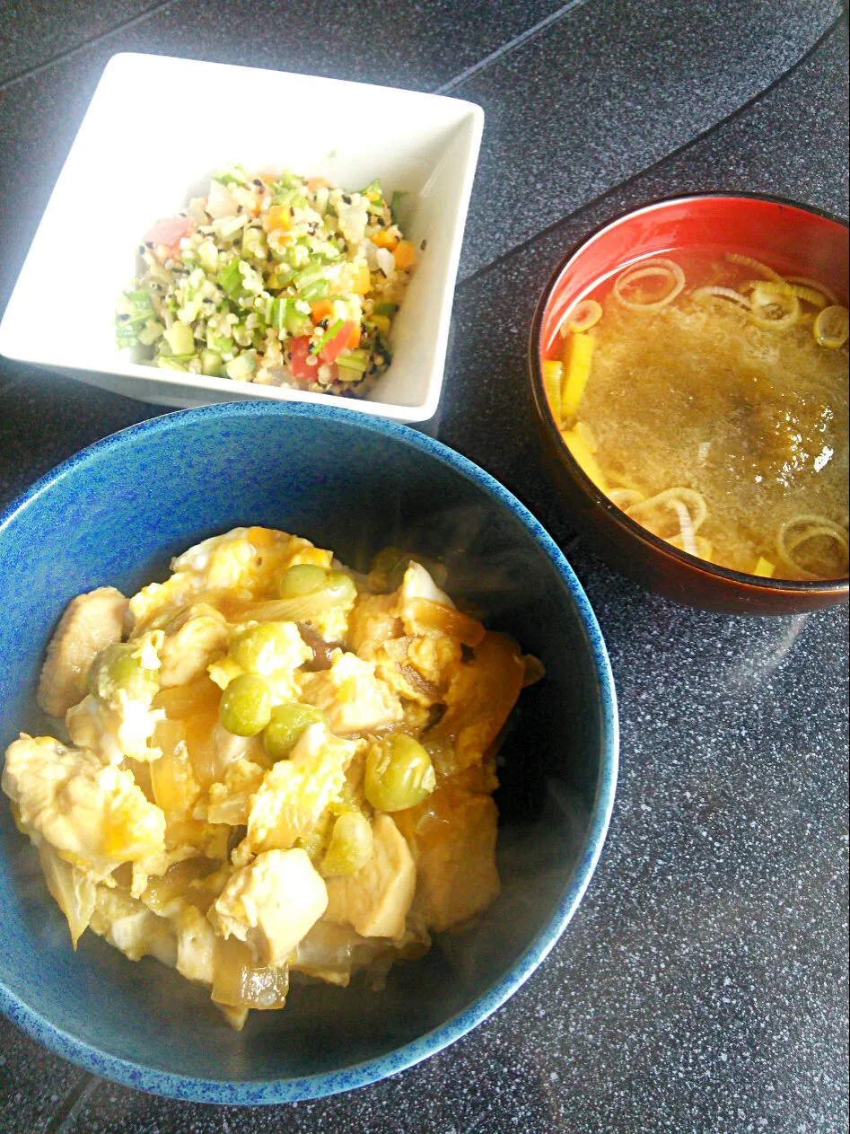 エンドウ豆入り親子丼
キヌア入りチョップドサラダ
とろろ昆布のお味噌汁|吉田朋美さん