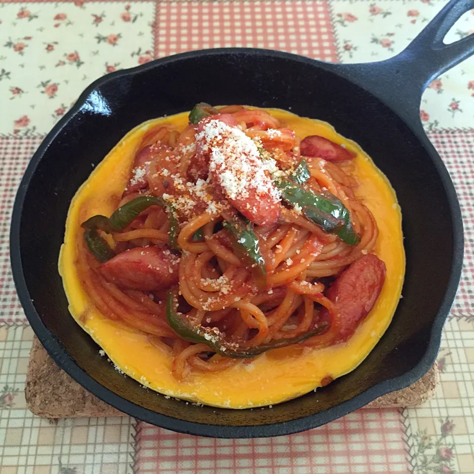 Snapdishの料理写真:ロッジのスキレットdeナポリタン🍝|＊ゆみしぼり＊さん