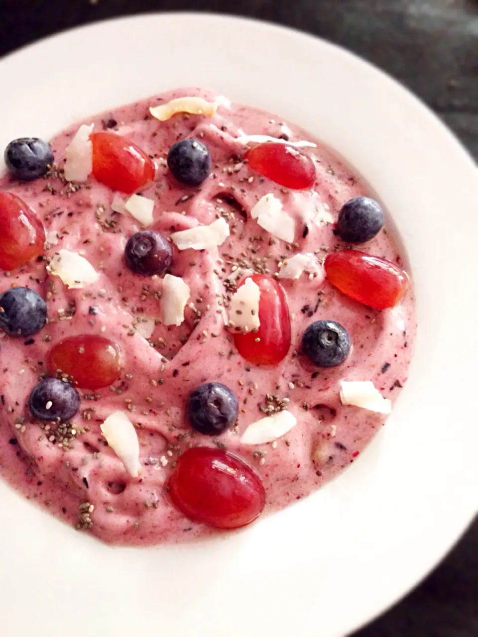 Double berry smoothie bowl with blueberries, grapes, coconut flakes and chia seeds|coxiella24さん