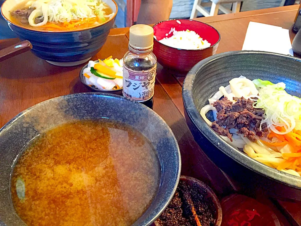 吉田うどん  ”冷やし肉つけうどん ”  山椒が効いた  すりだねを入れて|ch＊K*∀o(^^*)♪さん