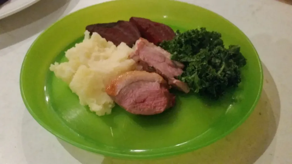 Toddler dinner. Pan-fried duck with mashed potatoes, roast beetroot and kale
#toddler #dinner #duck|Kira Sさん