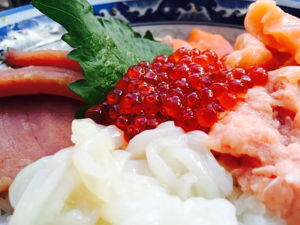 Snapdishの料理写真:海鮮特盛丼|kmdrさん