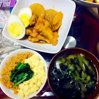 Snapdishの料理写真:手羽元と大根の煮物。鶏そぼろ2色ご飯。三陸産わかめと焼まつものお味噌汁。|C-or!さん