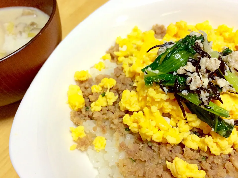 子供たちの夕飯✳︎三色丼と豆乳きのこスープ|やました まみさん