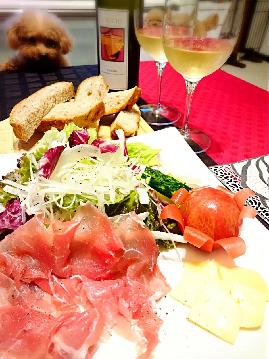 生ハムとチーズのサラダ&クルミの麦芽パン🍞ワインはイタリア、チウチウ白🍷＼(^o^)／|ナムナムさん