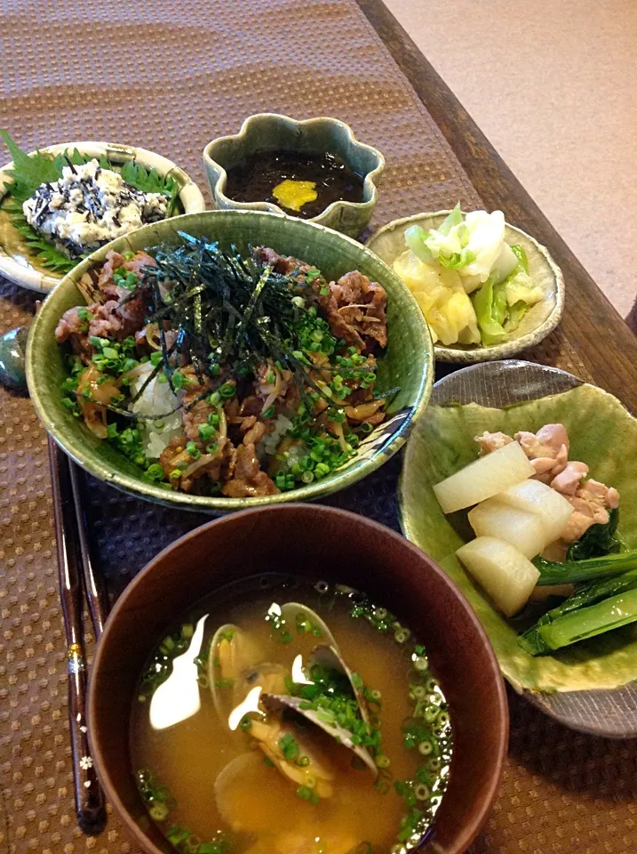 スタミナ丼  アサリの味噌汁  ひじきの白和え  大根と小松菜の煮物  もずく  キャベツの浅漬け|izunさん