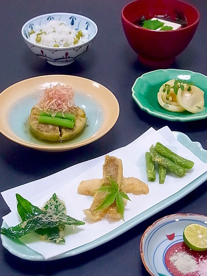 今晩は、天ぷら 甲高かれい てん茶の新芽 さやいんげん、賀茂茄子しぎ焼き、淡竹のたけのこ木の芽和え、豆腐と若芽の吸い物、青豆ご飯

半額で買って冷凍してあった島根県産のカレイを五枚おろしにして一口天ぷらに。
てん茶の新芽もまだ綺麗、さやいんげんは売るほどあるしで、三種盛り(^^)

しぎ焼きは田楽味噌を塗るのと、煮込む|akazawa3さん