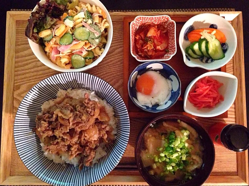 Snapdishの料理写真:ストウブで水無し牛丼と牛丼トッピング小鉢、マカロニサラダ、大根と揚げのお味噌汁|ayumiさん