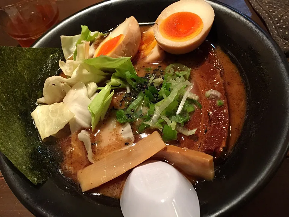 はやたろう🍜黒マー油豚骨🐽トロ肉&半熟タマゴ入り〜〜|きのすけ〜さん