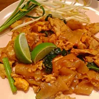 Pad see ew A thai dish @ a local restaurant|reina gonzalesさん