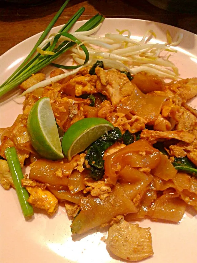 Pad see ew A thai dish @ a local restaurant|reina gonzalesさん