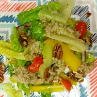 Salad made with leftovers. Romaine lettuce, quinoa, pecans, onion, tomatoes, sweet peppers and sweet potatoes topped with homemade Greek dressing. yummmm|nicole kievitさん