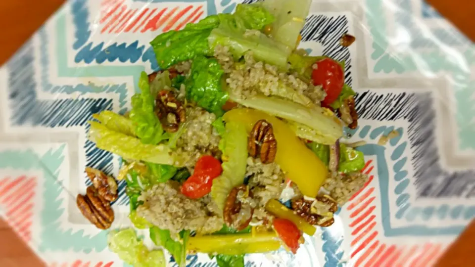 Salad made with leftovers. Romaine lettuce, quinoa, pecans, onion, tomatoes, sweet peppers and sweet potatoes topped with homemade Greek dressing. yummmm|nicole kievitさん