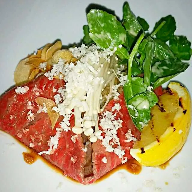 Snapdishの料理写真:enoki mushrooms,wagyu beef, shredded potato noodles,garlic chips, salad|CHUENCHAIさん