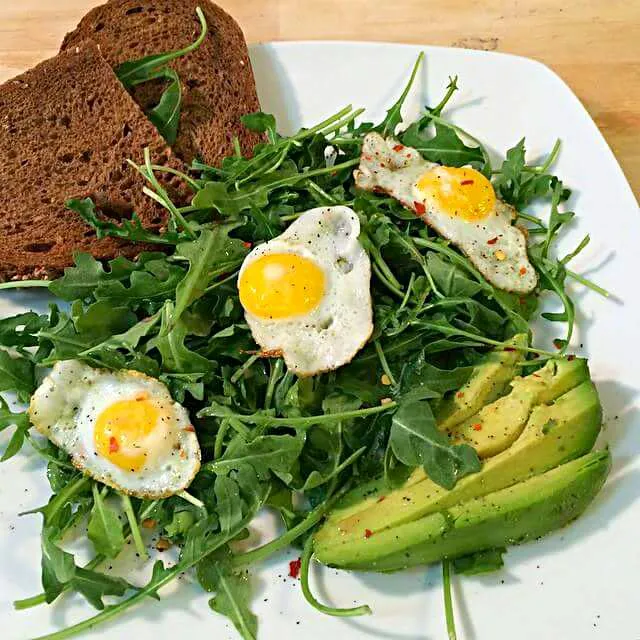 Breakfast salad! Arugula, avocado, fried quail eggs and some bakery rye|CHUENCHAIさん