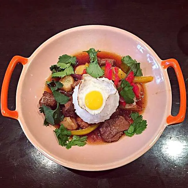 Tenderloin steak rice with little pan fried quail egg on top.🍴🐂🍳 #tenderloin #steak#beefeater #pepper #quailegg#foodporn #Peruvian #chicha#hongkong|CHUENCHAIさん