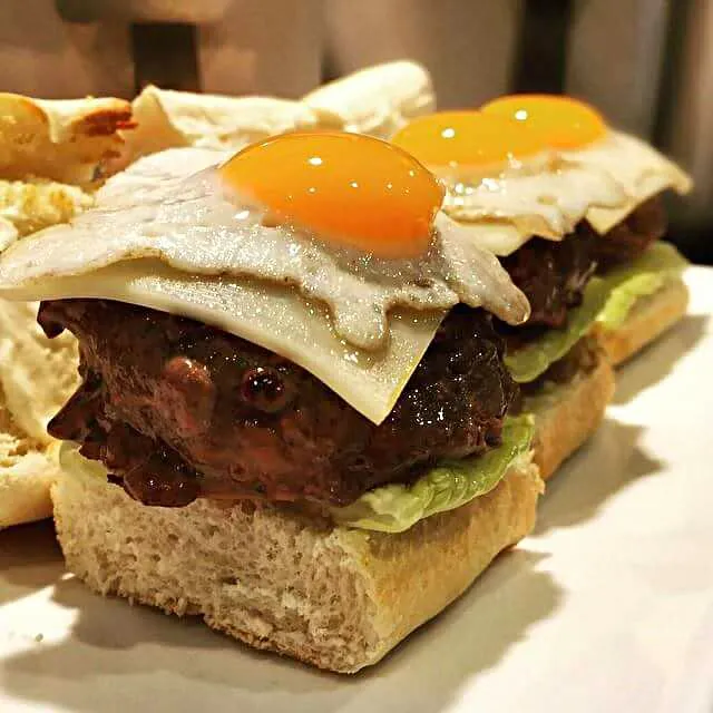 Kangaroo Slider. With a fried quail egg, swiss cheese, sautéed onions, romaine lettuce and mayonnaise.

 #homemade#homecooked #love #food#cook #eat #fo|CHUENCHAIさん