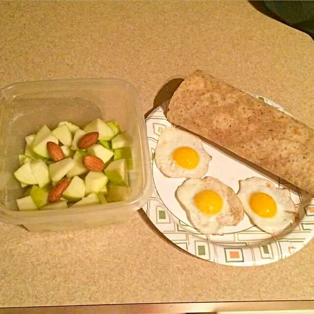 Fried quail eggs turkey cheese wrap apples and almonds|CHUENCHAIさん