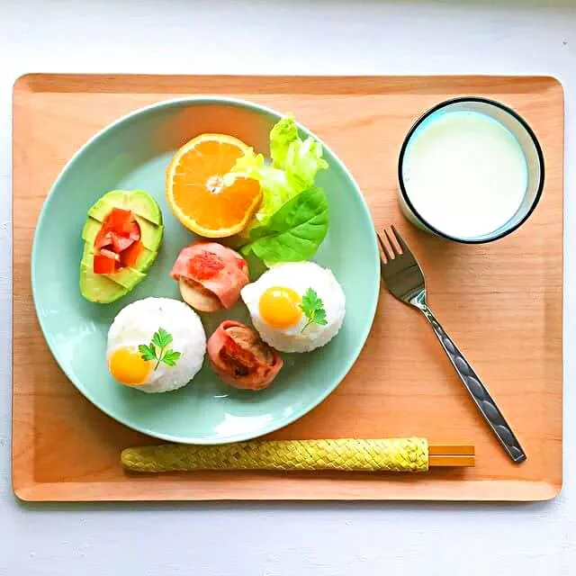 Snapdishの料理写真:Fried quail eggs on rice balls, white mushrooms rolled bacon, avocado with tomatoes, orange, soy milk.
うずらの目玉焼きのっけおにぎり、ホワイトマッシュルームベーコン巻き、アボカドトマト、ミネラオレンジ、豆乳。|CHUENCHAIさん