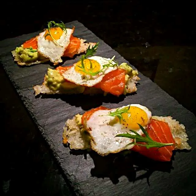 누룽지 브루스케타 • Toasted Rice "Bruschetta" • Toasted Rice + Mashed Avocado w Ponzu + Salmon + Fried Quail Egg + Sansho Powder|CHUENCHAIさん