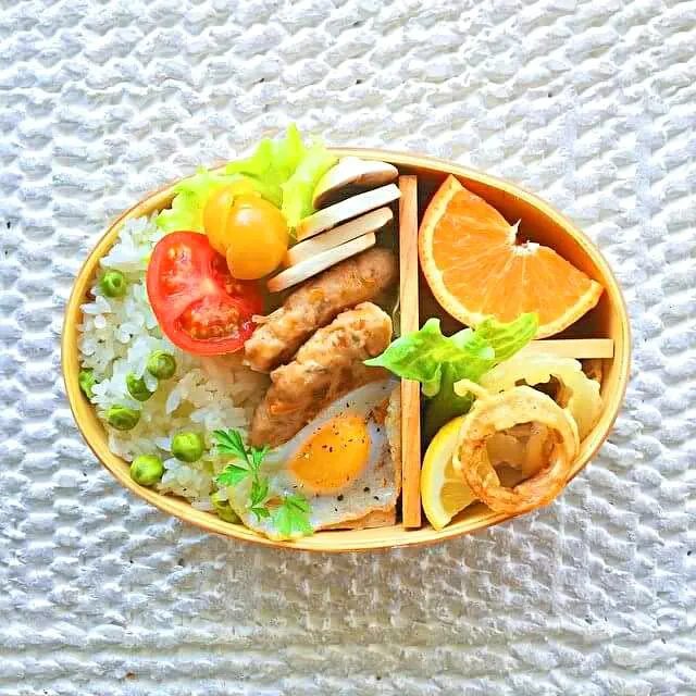 Snapdishの料理写真:Today's obento.
Greenpeas rice, chicken hamburg, fried quail egg, tomatoes, white mushrooms, onion rings using potato starch and rice flour, orange.
グリーンピースごはん、|CHUENCHAIさん