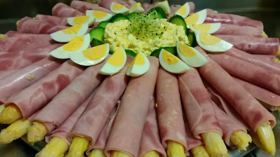 Snapdishの料理写真:Asperges in ham rolletje....|Nisarさん