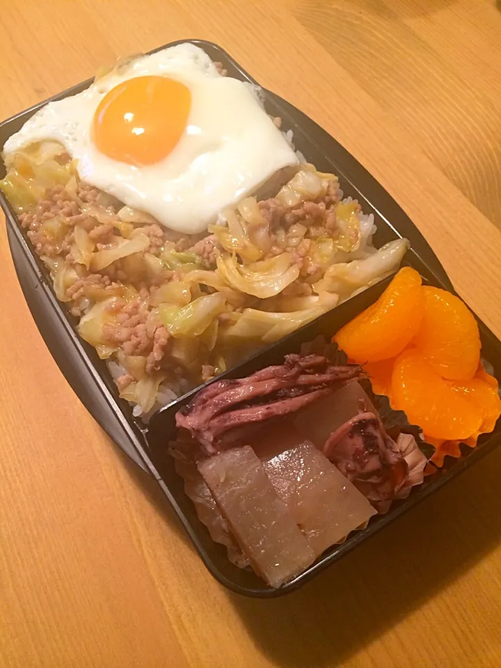 Snapdishの料理写真:キャベツの肉味噌炒め丼弁当🍱|meyou..さん