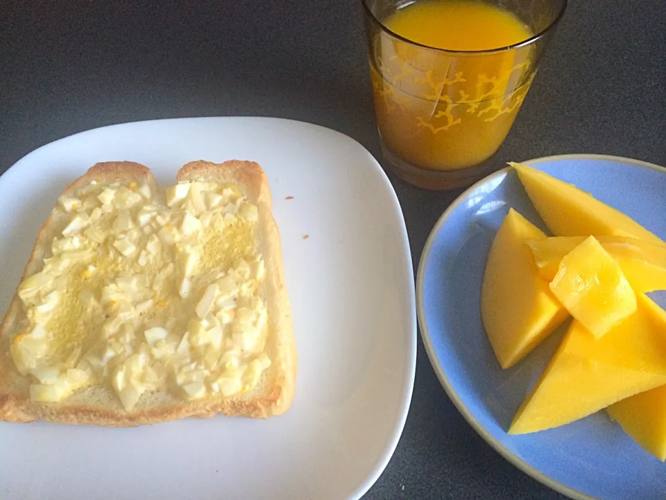 ひとりぼっちの黄色い朝食🍞|meyou..さん