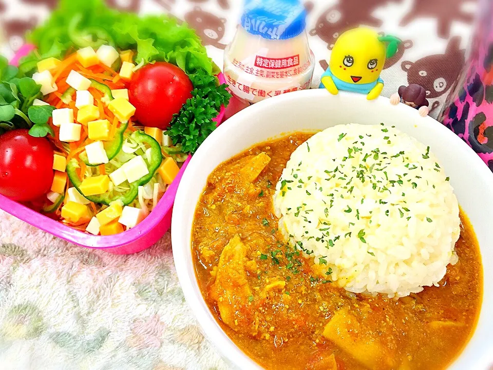 Snapdishの料理写真:バターチキンカレー(せせり&あわび茸)&ターメリックライス&コロコロ2種のチーズサラダお弁当♪|桃実さん