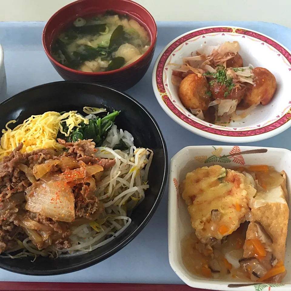 Snapdishの料理写真:焼肉丼、カニと豆腐のふんわり天、揚げたこ焼、味噌汁(じゃが芋、わかめ、うすあげ)|maixx ใหม่さん