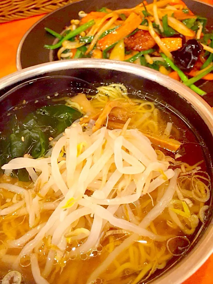 Snapdishの料理写真:お昼ご飯は、ラーメンとレバニラ炒め  ちょっと食べ過ぎかなぁ⁉️|zeroweb_bossさん