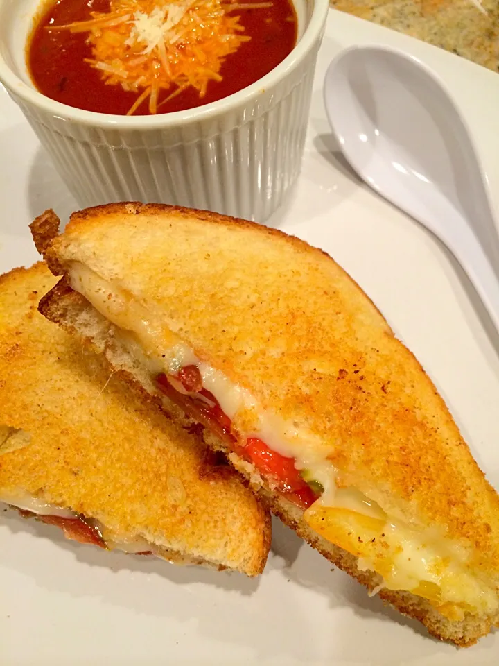 Provolone and Heirloom Tomato Grilled Cheese with Tomato Parmesan Soup|idgara000さん