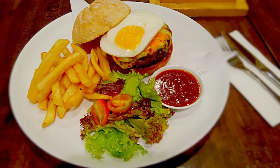 Good Old Beef Burger

#hummingbirdschoolbreak #Beef #Hamburger|Marzalia Raisaさん