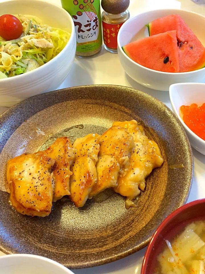 さくちんさんの料理 簡単 鶏胸肉の味噌マヨ焼き🎶でバイト前のちょっと早め晩御飯♪初えごまドレッシング美味しい♡6/5|ちび太さん