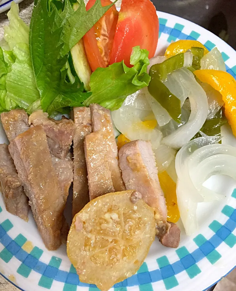 Snapdishの料理写真:豚肉の塩レモン&塩麹漬け焼き 添え野菜|掛谷節子さん