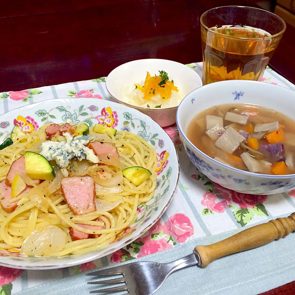 ベーコン、ズッキーニ、玉ねぎの塩レモンパスタ🍝、根菜のバター風味味噌スープ、生姜入りで身体ポカポカ✨玉ねぎのマリネ、手作りのママレードジャム添え|♥️さん