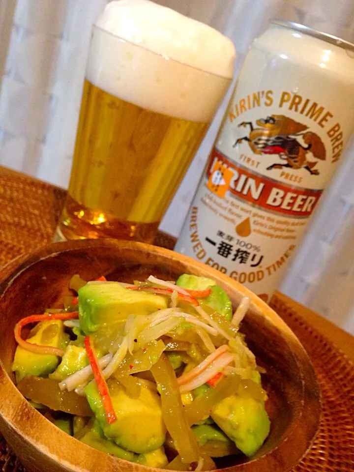 Snapdishの料理写真:1週間お疲れさまでした〜🍻✨とりあえず…アボカドとザーサイと新玉ねぎとカニカマのポン酢和え😋|アイさん