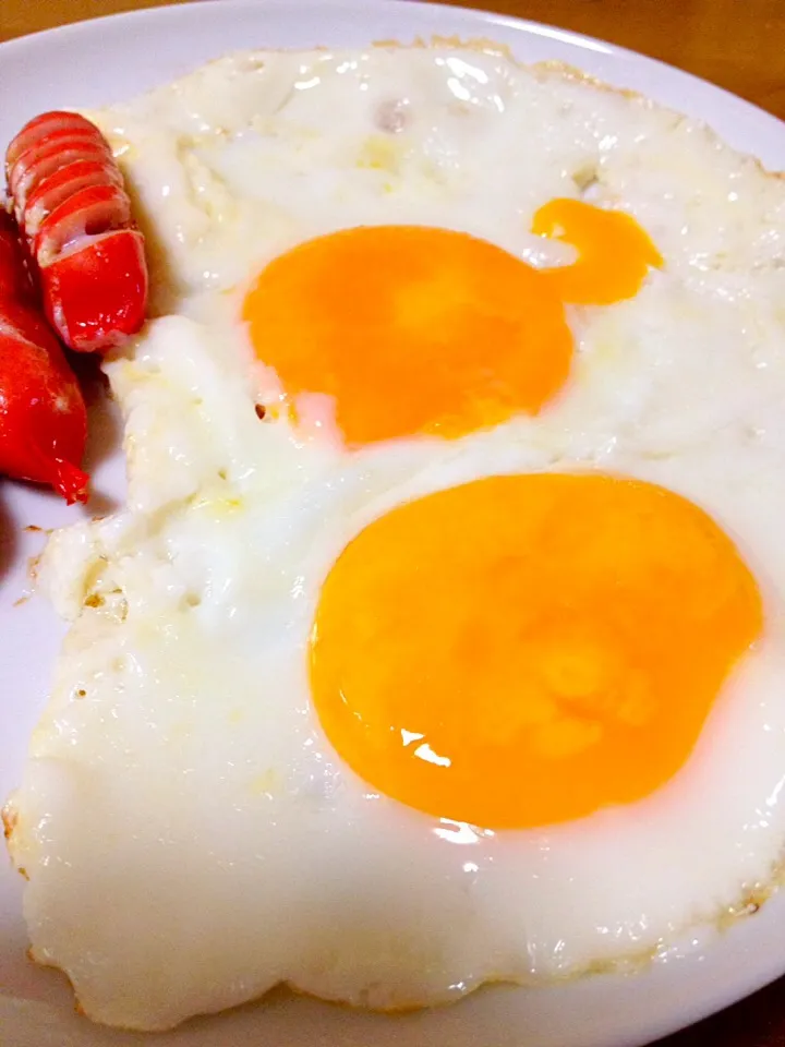 半熟とろ〜り目玉焼き🍳赤ウインナー🍴|まいりさん