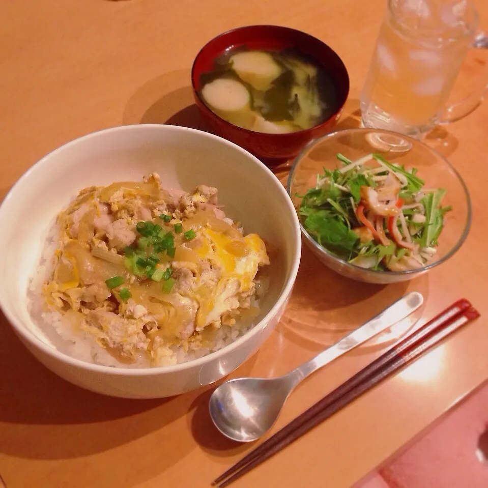 親子丼、水菜と竹輪のサラダ、麩とワカメの味噌汁|はるさん