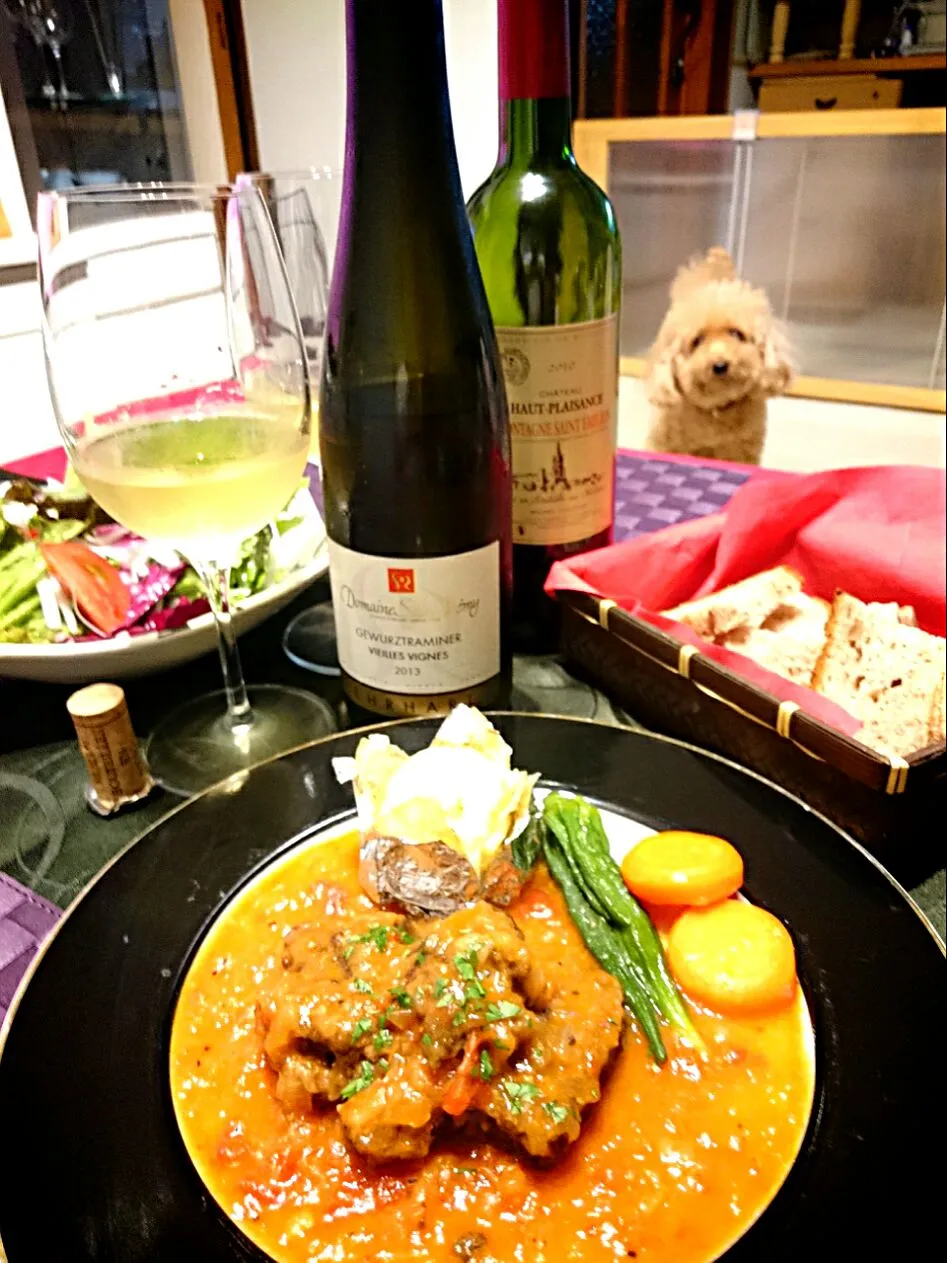 Snapdishの料理写真:和牛すね肉の煮込みリヨネーズ🍴ワインはフランスの白ワイン🍷ドメーヌ・サン・レミィ👍ドイツワイン?な感じ👍赤ワインは昨日の飲み残しサンテミリオン🍷(^-^)v|ナムナムさん