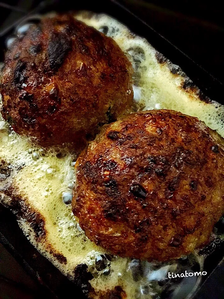 ハンバーグ！鉄板オーブン焼きで肉汁たっぷり出たので美味しいソースも出来ました〜♪( ´▽｀)|Tina Tomoko😋さん