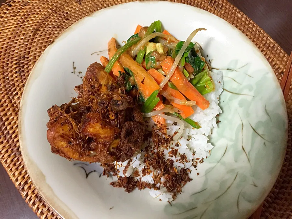 Snapdishの料理写真:Ayam goreng galanga &  nasi pecel|yeni kartikasariさん