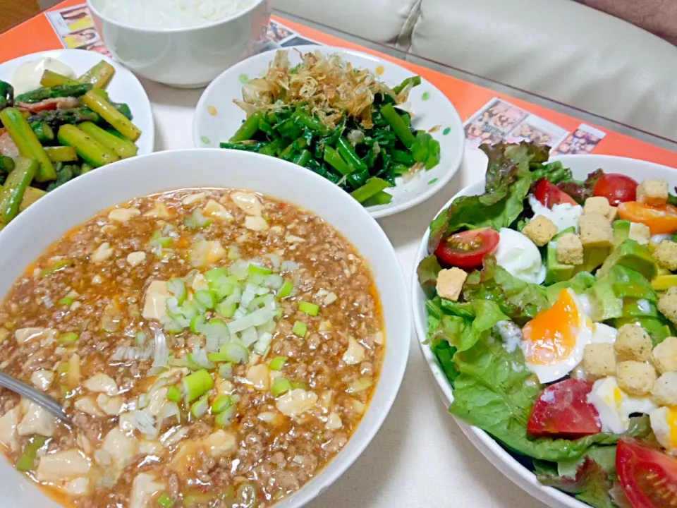 麻婆豆腐、つるむらさきのおひたし、野菜サラダ、アスパラベーコン炒め|うえはらありささん