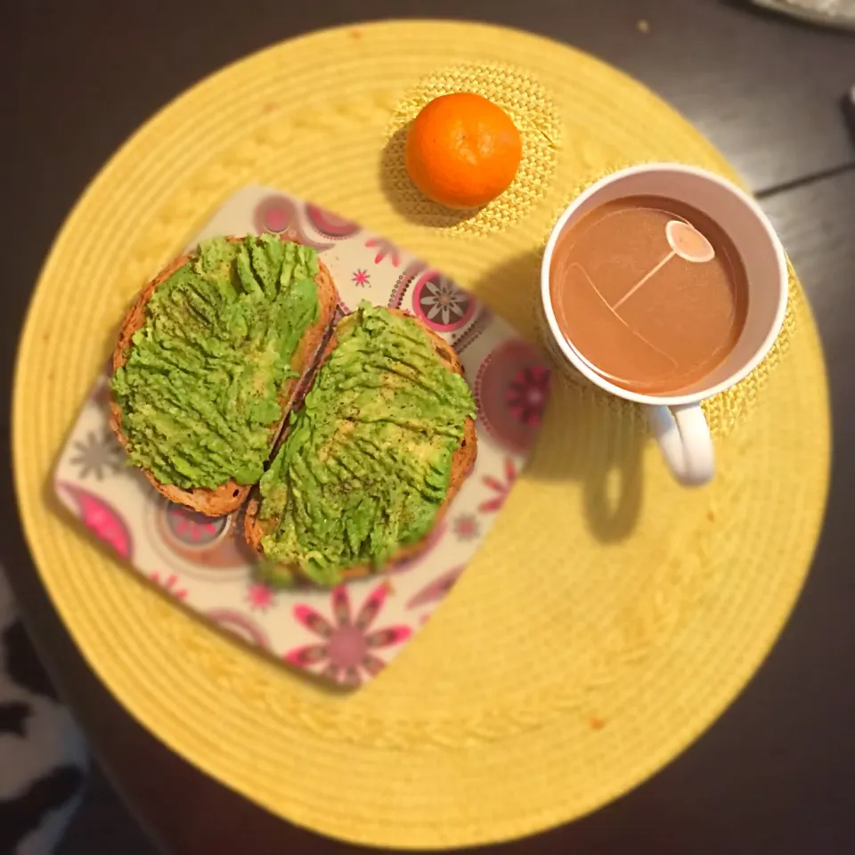 Avocado Toast Brekky|T.E.Dennisさん