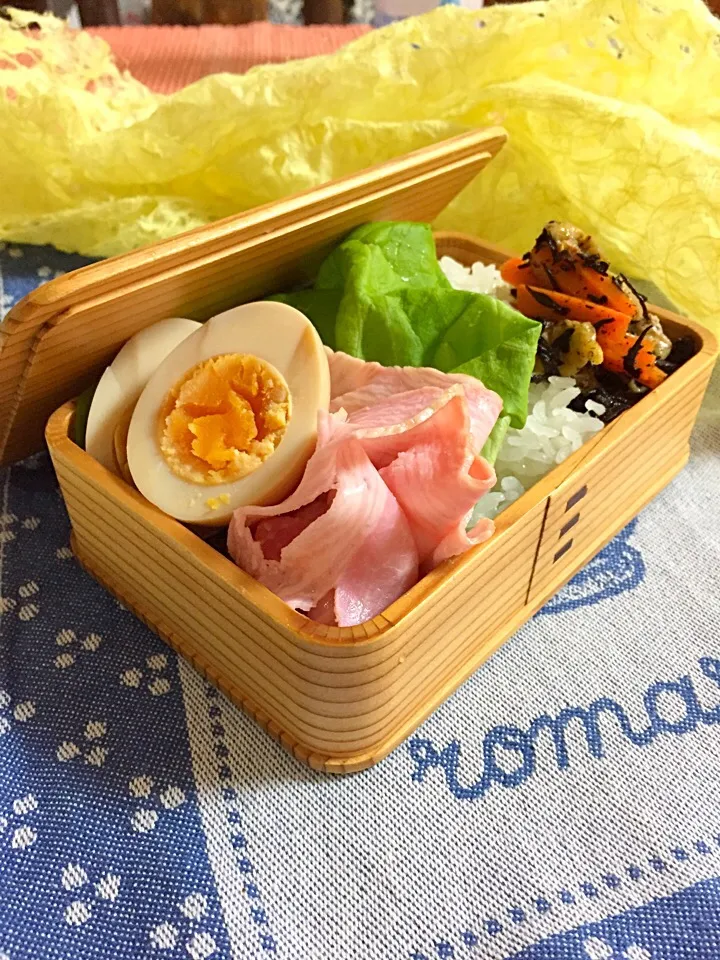 Snapdishの料理写真:手抜きお弁当(￣▽￣;) 味付け卵とふんわりポークハム、ひじきの煮物。|Kumi_loveさん