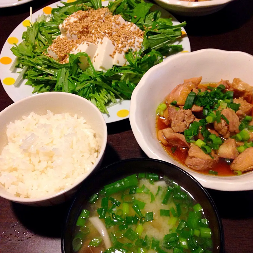 Snapdishの料理写真:鶏肉の甘辛煮、豆腐と水菜のサラダ、お味噌汁、ごはん|ぼぶさん