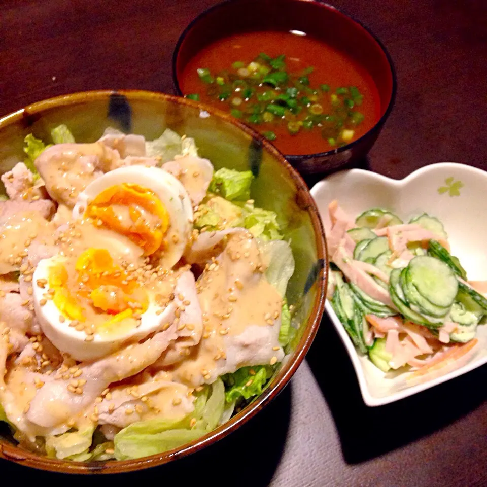 Snapdishの料理写真:豚しゃぶ丼、胡瓜とハムのマヨ和え、お味噌汁|ぼぶさん